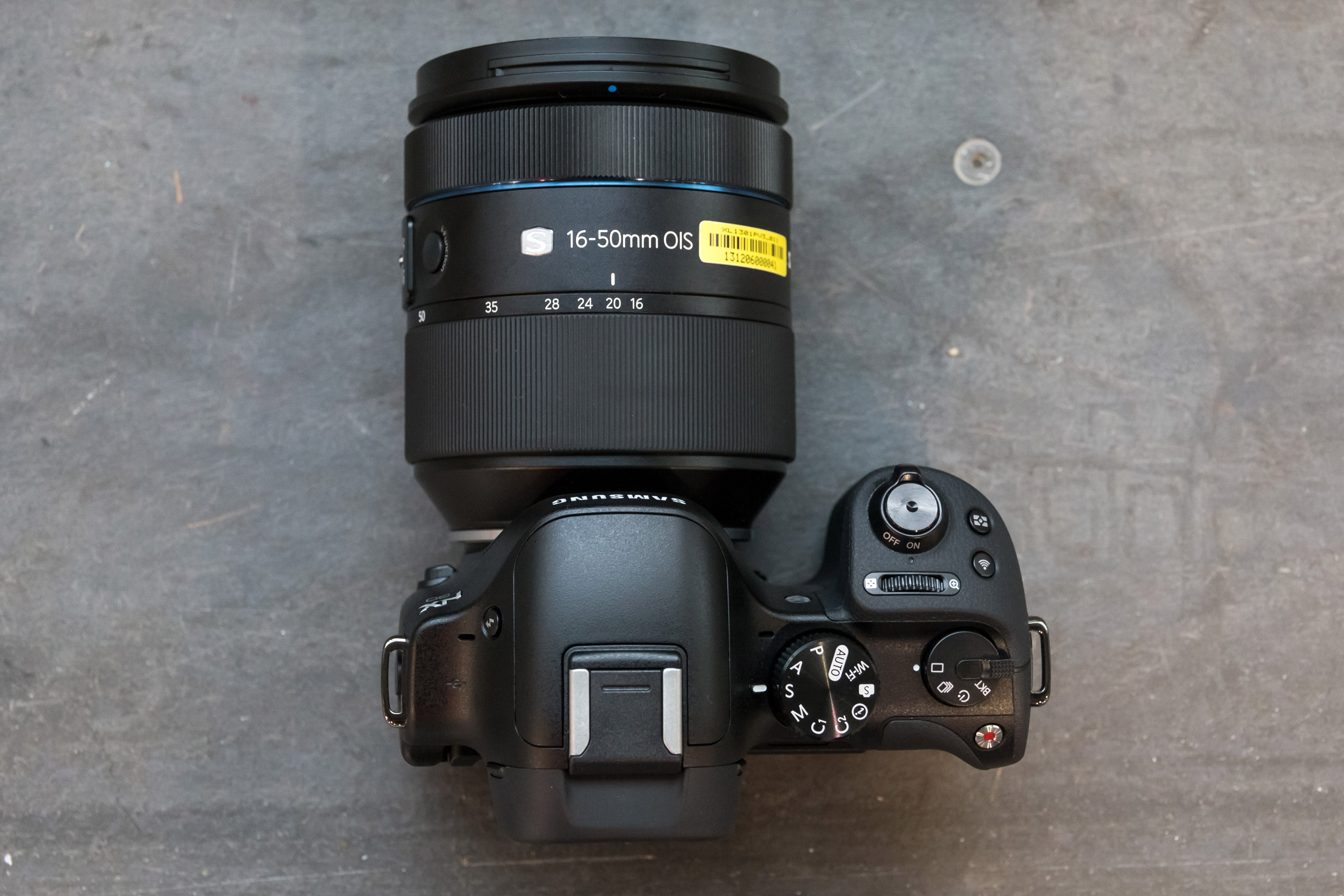 http://www.dkamera.de/media/cache/full/news/preview-hands-des-samsung-nx-16-50mm-f2-28-ois/Samsung_16_50mm_F2_F2_8_Hands-On_04.jpg